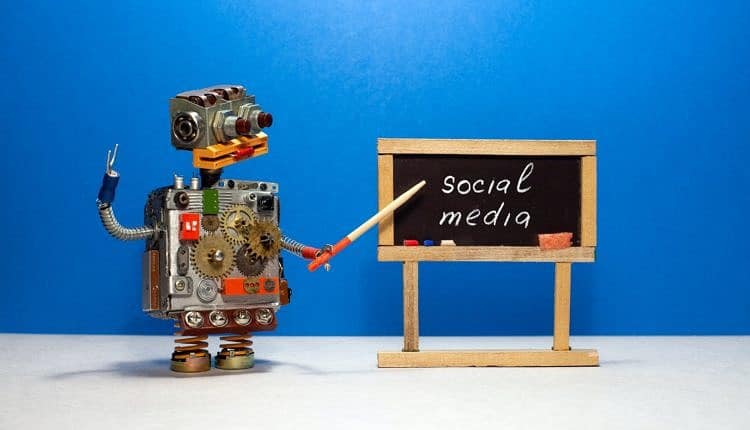 Robot professor explains the essence of the concept of social media.