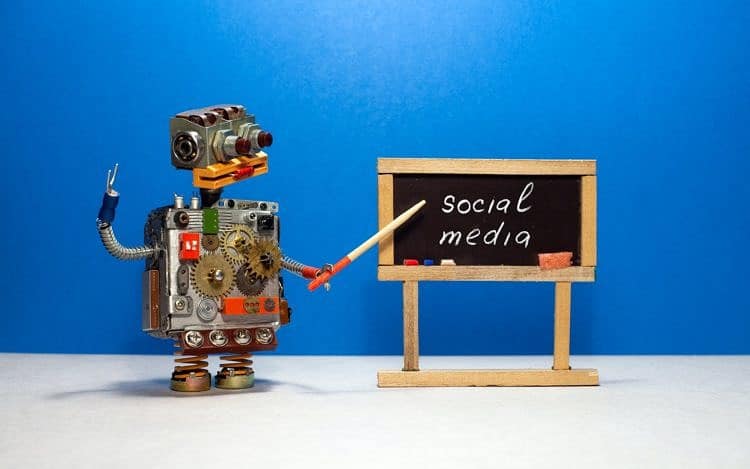 Robot professor explains the essence of the concept of social media.