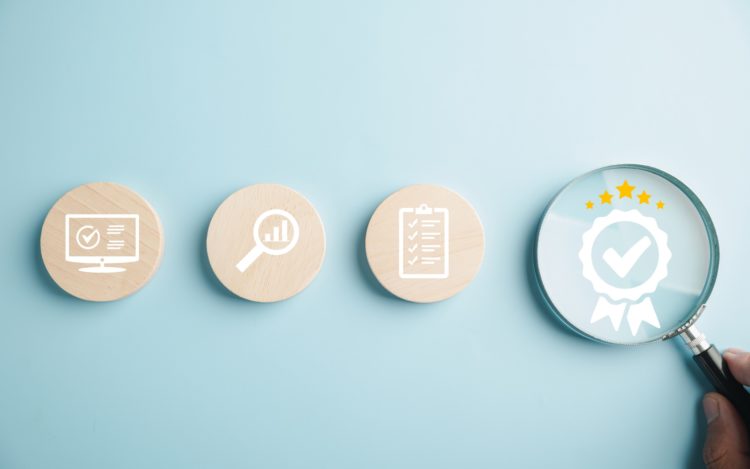 5 Vorteile, die eine KI-Zertifizierung in der L&D-Branche mit sich bringt 12 Certification and ISO quality concept illustrated with a magnifying glass highlighting