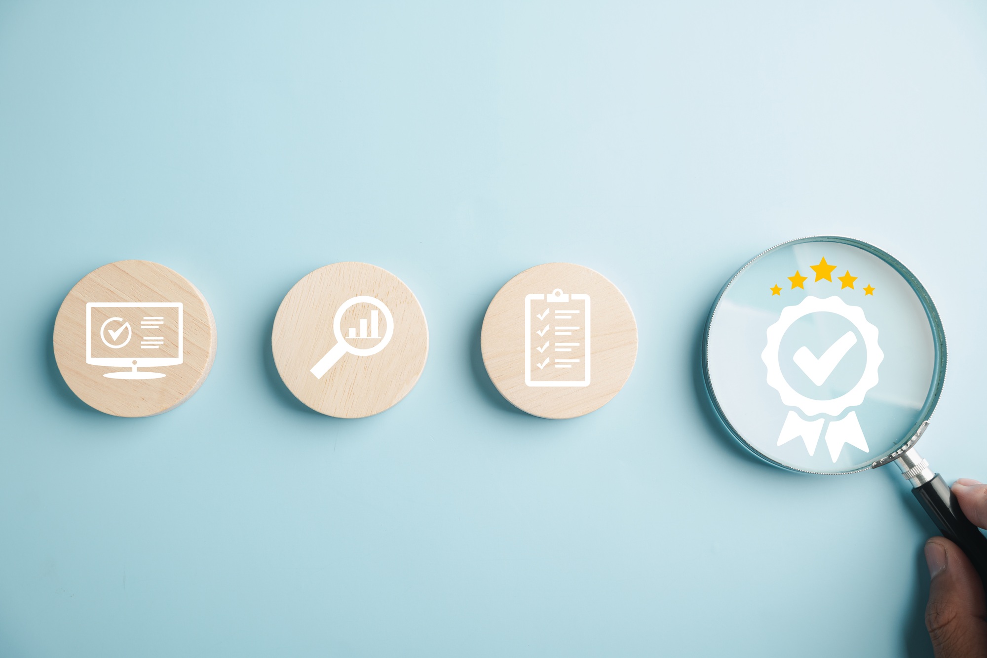 5 Vorteile, die eine KI-Zertifizierung in der L&D-Branche mit sich bringt 6 Certification and ISO quality concept illustrated with a magnifying glass highlighting