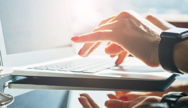 KI-Workflows für Marketing-Kampagnen: Automatisieren, Optimieren und Skalieren Sie Ihre Strategie 6 Woman hands using laptop in the office