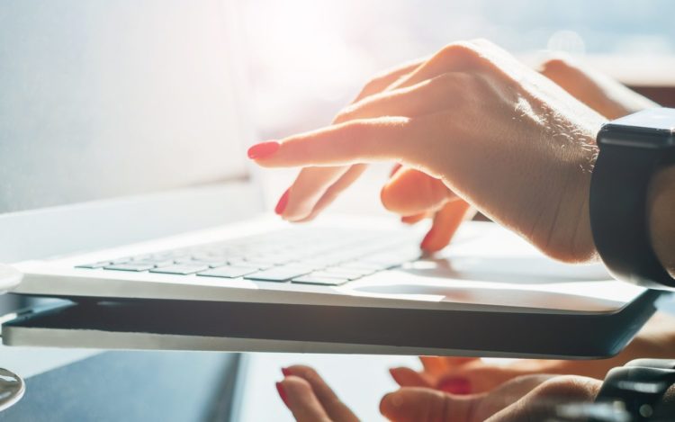 KI-Workflows für Marketing-Kampagnen: Automatisieren, Optimieren und Skalieren Sie Ihre Strategie 12 Woman hands using laptop in the office