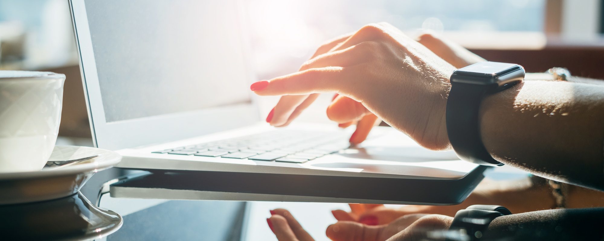 KI-Workflows für Marketing-Kampagnen: Automatisieren, Optimieren und Skalieren Sie Ihre Strategie 4 Woman hands using laptop in the office