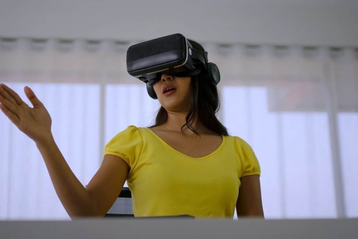 Young woman use vr glasses for presentation.