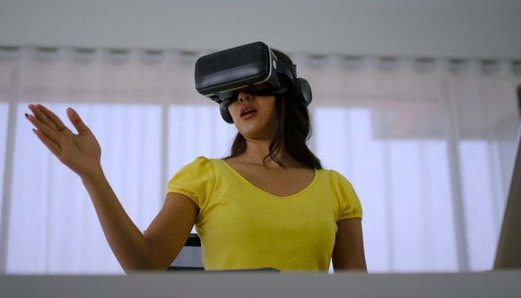 Young woman use vr glasses for presentation.