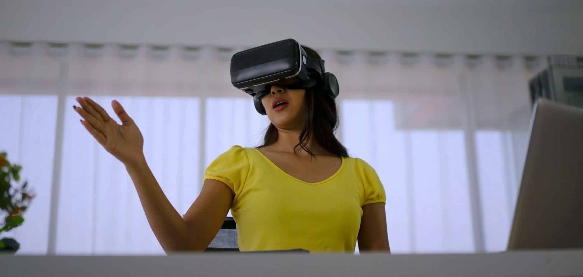 Young woman use vr glasses for presentation.