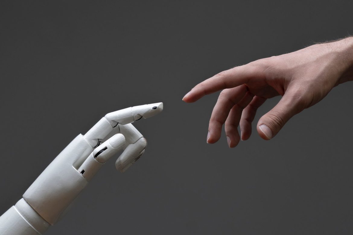 KI-gestütztes Upskilling: Ein Leitfaden für Führungskräfte 2 a robotic arm touching human hand, man and machine friendship