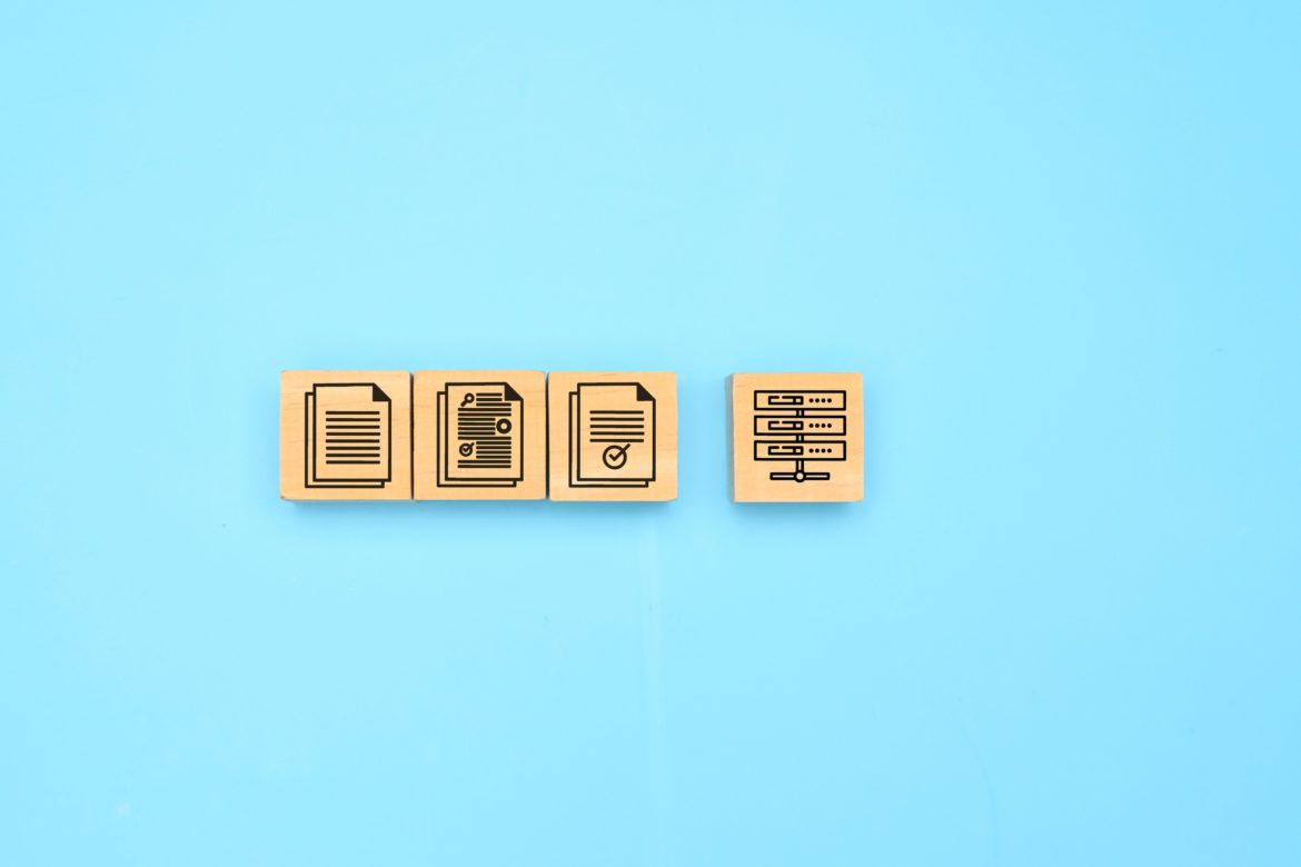 Wie Datenmanagement-Services die LMS-Optimierung und -Berichterstattung unterstützen 2 Business document paper icon, Document Management System, DMS