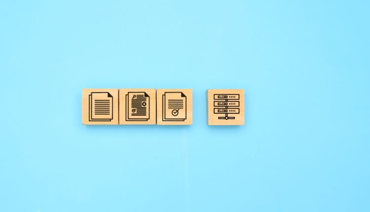 Wie Datenmanagement-Services die LMS-Optimierung und -Berichterstattung unterstützen 4 Business document paper icon, Document Management System, DMS