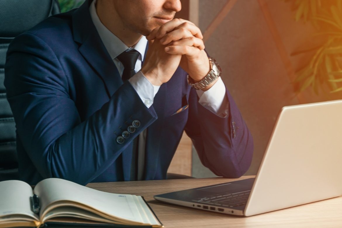Was CEOs wirklich von L&D erwarten (und warum die meisten es nie bekommen) 2 Businessman working with laptop in modern office. General manager,ceo. Young handsome confident man