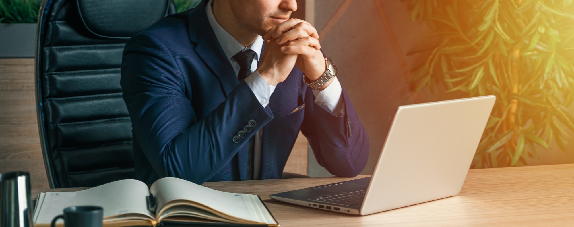 Was CEOs wirklich von L&D erwarten (und warum die meisten es nie bekommen) 4 Businessman working with laptop in modern office. General manager,ceo. Young handsome confident man
