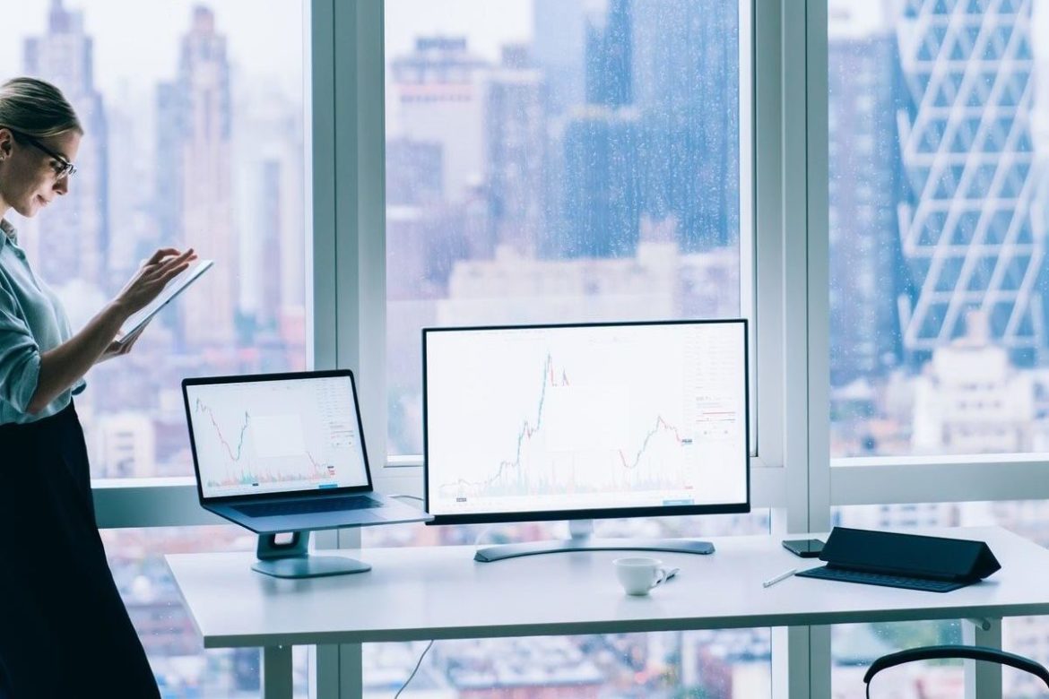 ROI nachweisen: Wie Sie die Wirksamkeit des Lernens in 5 einfachen Schritten aufzeigen können 2 Businesswoman with tablet working in office