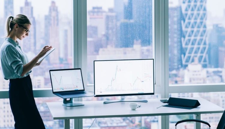 ROI nachweisen: Wie Sie die Wirksamkeit des Lernens in 5 einfachen Schritten aufzeigen können 2 Businesswoman with tablet working in office