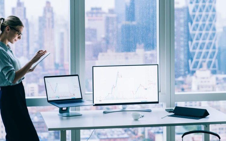 ROI nachweisen: Wie Sie die Wirksamkeit des Lernens in 5 einfachen Schritten aufzeigen können 8 Businesswoman with tablet working in office