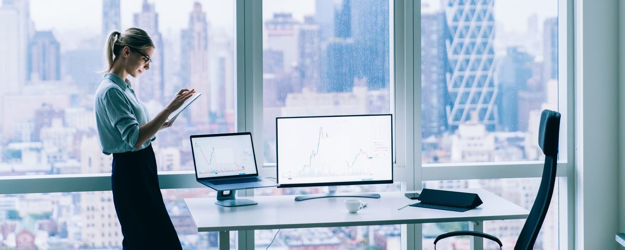 ROI nachweisen: Wie Sie die Wirksamkeit des Lernens in 5 einfachen Schritten aufzeigen können 6 Businesswoman with tablet working in office