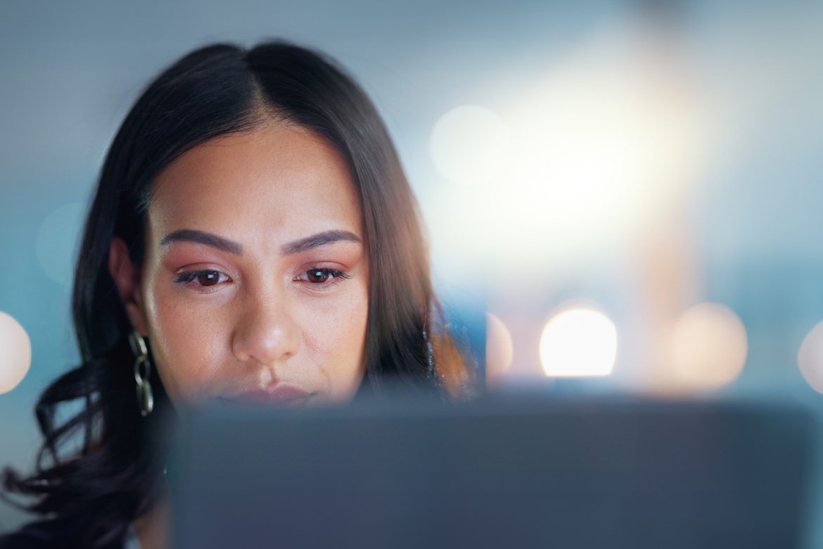 Wie Sie Ihr Tech-Team mit gezielten eLearning-Programmen upskillen können 2 Computer, reading and business woman in the office doing research for legal corporate project. Tech