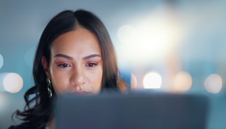 Wie Sie Ihr Tech-Team mit gezielten eLearning-Programmen upskillen können 2 Computer, reading and business woman in the office doing research for legal corporate project. Tech