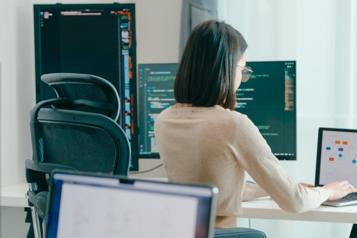 Wie man ein KI-Prompt-Ingenieur wird: 5 Ressourcen, die man heutzutage unbedingt auf dem Schirm haben sollte 2 Female freelance eyeglasses typing write prompt AI bot IT app smart program nomad, video game.