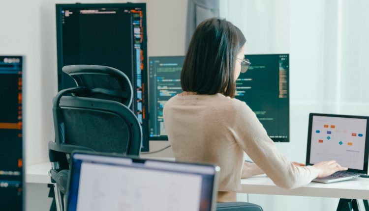 Wie man ein KI-Prompt-Ingenieur wird: 5 Ressourcen, die man heutzutage unbedingt auf dem Schirm haben sollte 6 Female freelance eyeglasses typing write prompt AI bot IT app smart program nomad, video game.