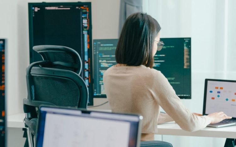 Wie man ein KI-Prompt-Ingenieur wird: 5 Ressourcen, die man heutzutage unbedingt auf dem Schirm haben sollte 4 Female freelance eyeglasses typing write prompt AI bot IT app smart program nomad, video game.