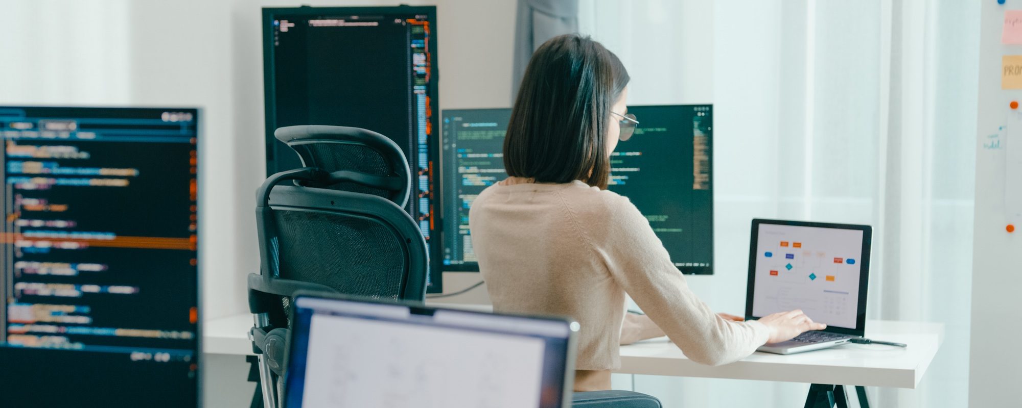 Wie man ein KI-Prompt-Ingenieur wird: 5 Ressourcen, die man heutzutage unbedingt auf dem Schirm haben sollte 6 Female freelance eyeglasses typing write prompt AI bot IT app smart program nomad, video game.