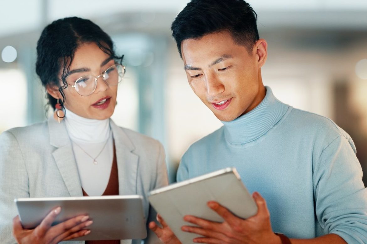 Die digitale Transformation durch L&D vorantreiben: Warum Upskilling der erste Schritt ist 2 Friends, collaboration and happy with work on tablet, technology and digital transformation for bus