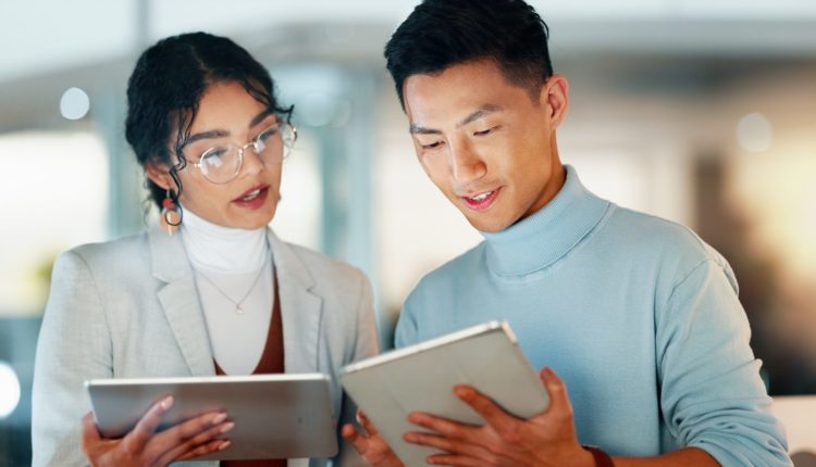 Die digitale Transformation durch L&D vorantreiben: Warum Upskilling der erste Schritt ist 4 Friends, collaboration and happy with work on tablet, technology and digital transformation for bus