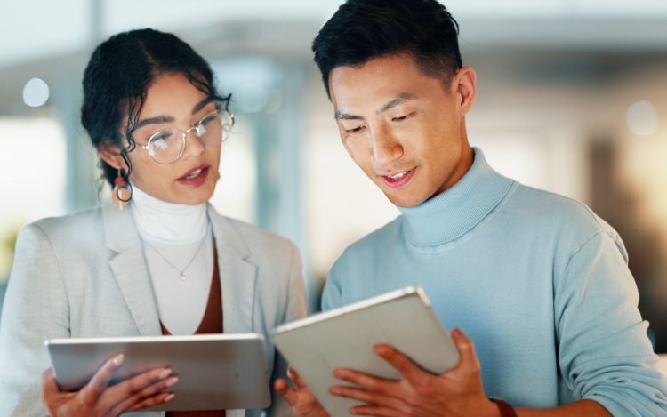 Die digitale Transformation durch L&D vorantreiben: Warum Upskilling der erste Schritt ist 10 Friends, collaboration and happy with work on tablet, technology and digital transformation for bus