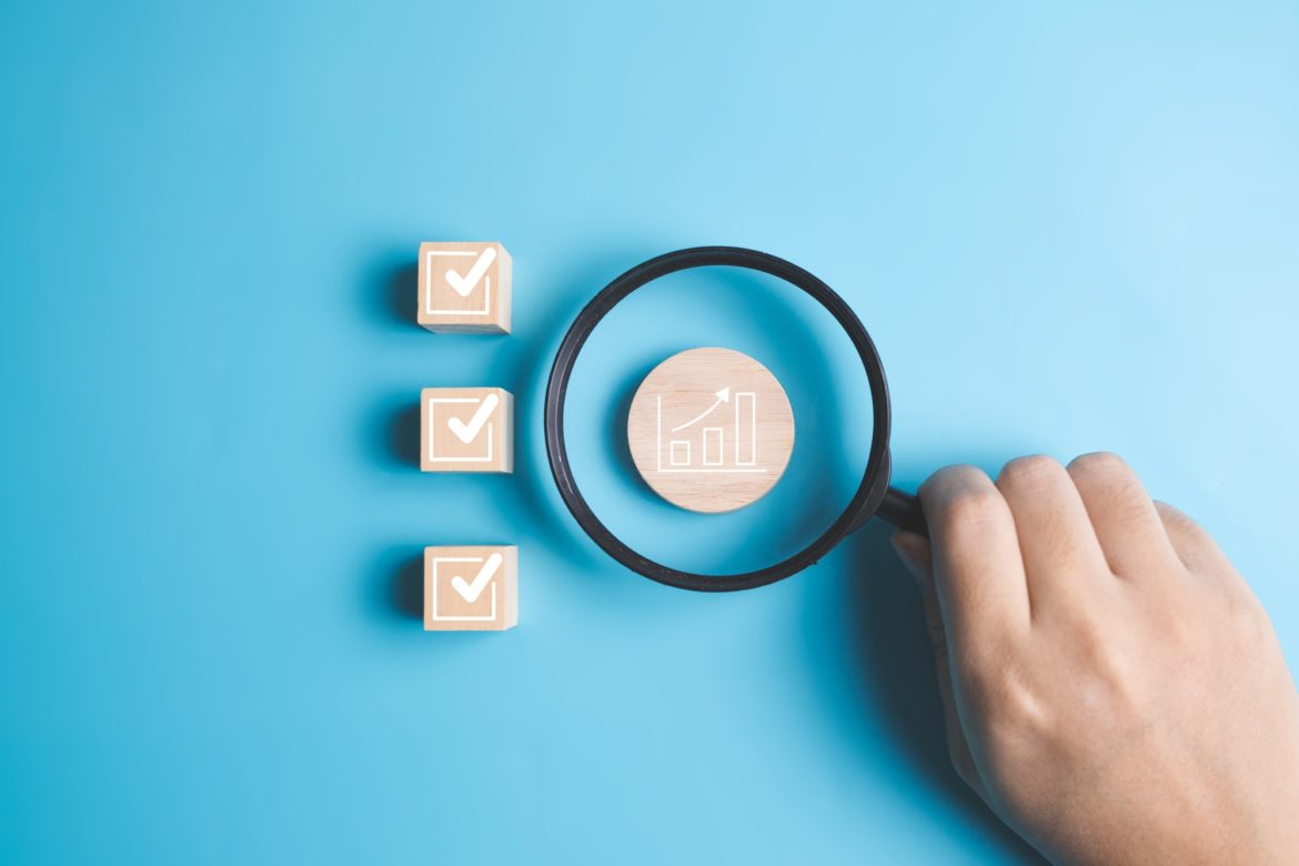 Der ROI-Realitätscheck: Lernmetriken vs. Geschäftsauswirkungen 2 Graph and check mark sign icons on wooden blocks