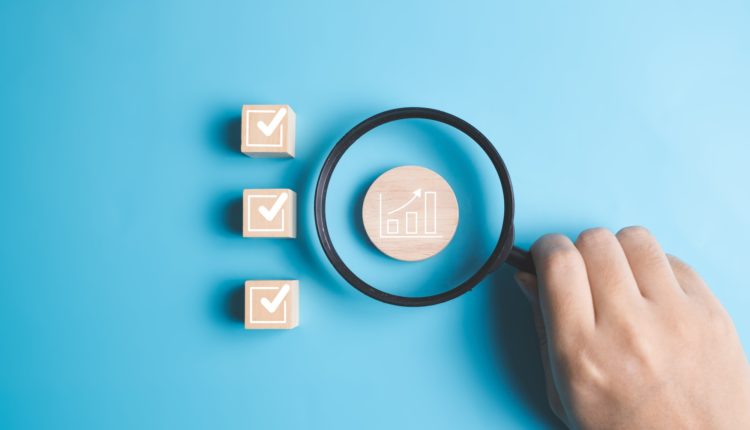 Der ROI-Realitätscheck: Lernmetriken vs. Geschäftsauswirkungen 2 Graph and check mark sign icons on wooden blocks