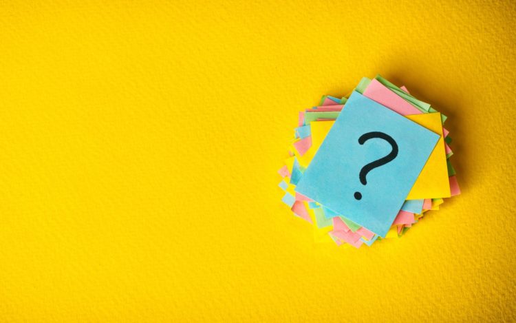 25 kluge Fragen, die Sie vor der Erstellung Ihres nächsten eLearning-Kurses stellen sollten 6 question marks written reminders tickets on yellow vintage paper background