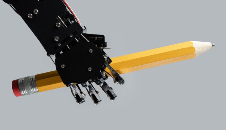 Was eine agentische KI für L&D leisten kann 4 Real robotic hand with big pencil. Concept of AI-powered chatbot development