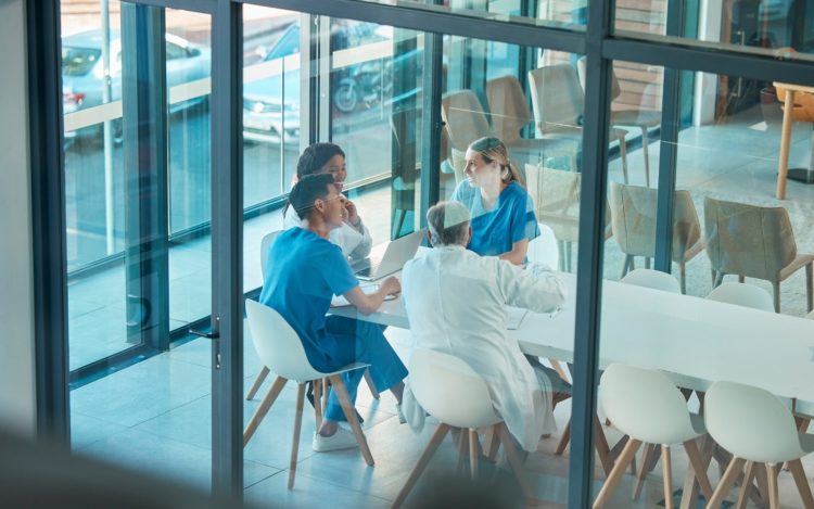 Die Branche ist entscheidend: So wählen Sie das passende LMS aus 12 Theres so much to learn. Shot of a group of doctors in a meeting at a hospital.