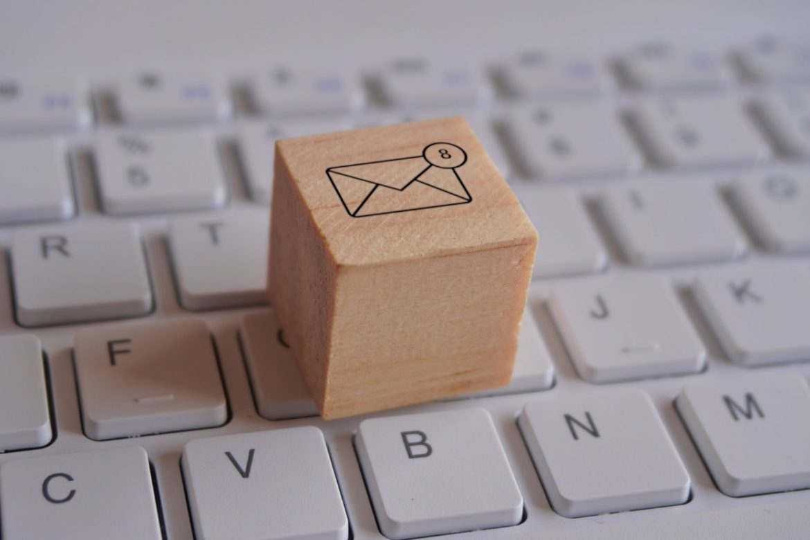 6 Wege, wie eLearning- und HR-Tech-Unternehmen Newsletter-Marketing nutzen können, um den Verkauf zu beschleunigen 2 Wooden cube with new email notification icon on top of keyboard.