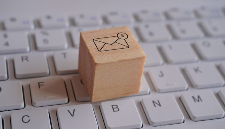 6 Wege, wie eLearning- und HR-Tech-Unternehmen Newsletter-Marketing nutzen können, um den Verkauf zu beschleunigen 6 Wooden cube with new email notification icon on top of keyboard.