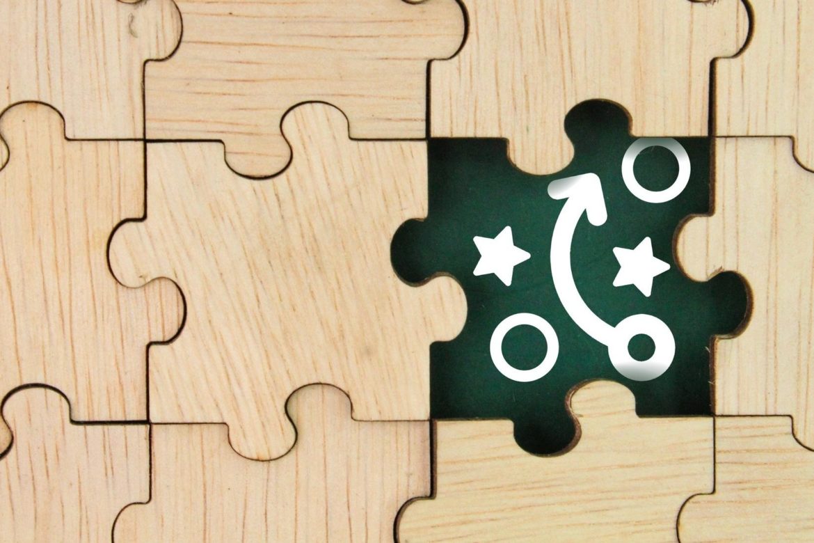 Microlearning oder Nanolearning: Was ist besser? 2 wooden puzzle with Planning, strategy or tactics icons. the concept of business strategy or business