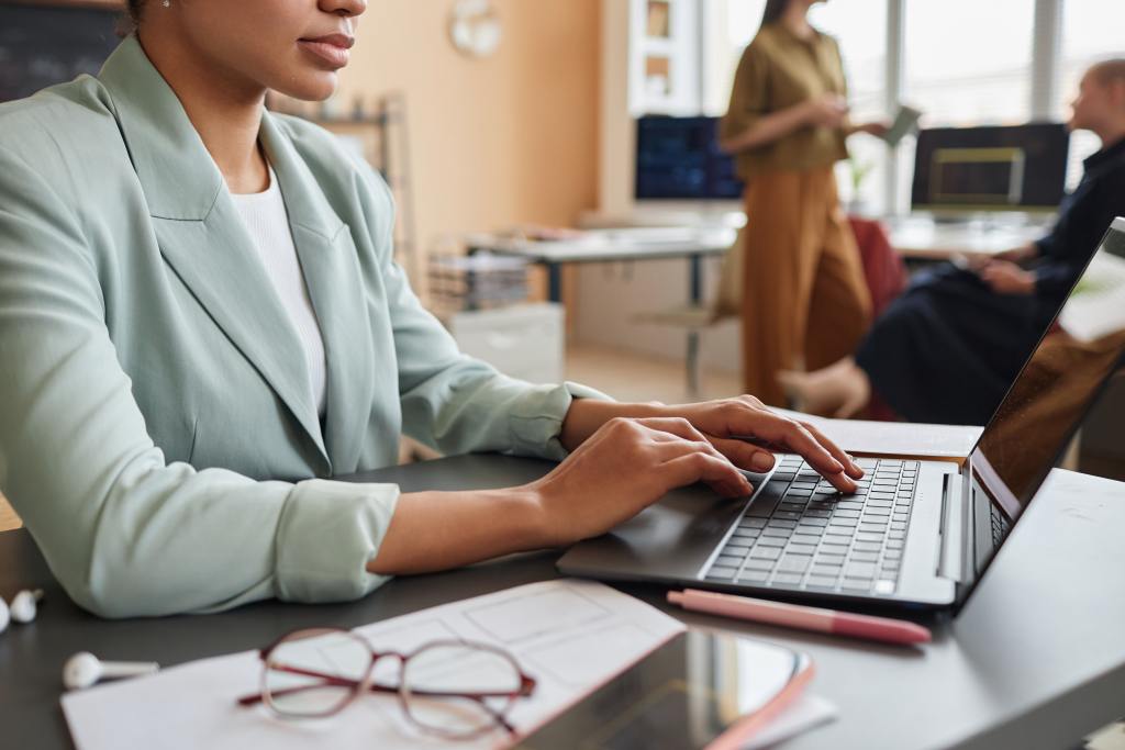 KI-Kompetenzen, die jeder Mitarbeiter im Jahr 2025 benötigt (nicht nur Tech-Teams) 3 KI-Kompetenzen, die jeder Mitarbeiter im Jahr 2025 benötigt (nicht nur Tech-Teams)