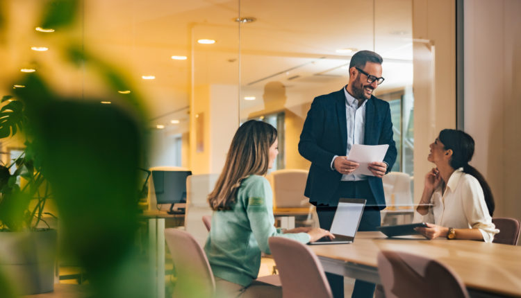 Menschenorientierte Führung: Emotionale Intelligenz, Anpassungsfähigkeit und zwischenmenschliche Fähigkeiten 4 Menschenorientierte Führung: Emotionale Intelligenz, Anpassungsfähigkeit und zwischenmenschliche Fähigkeiten 4