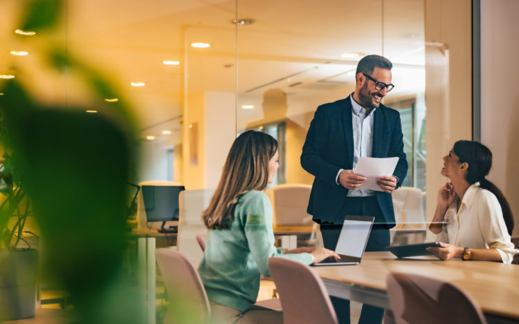 Menschenorientierte Führung: Emotionale Intelligenz, Anpassungsfähigkeit und zwischenmenschliche Fähigkeiten 2 Menschenorientierte Führung: Emotionale Intelligenz, Anpassungsfähigkeit und zwischenmenschliche Fähigkeiten 2